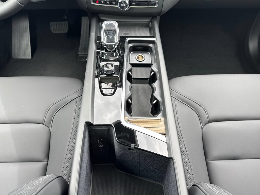 New 2026 Volvo XC60 T8 Plus w/ Protection Package Premier AWD/4WD image 14