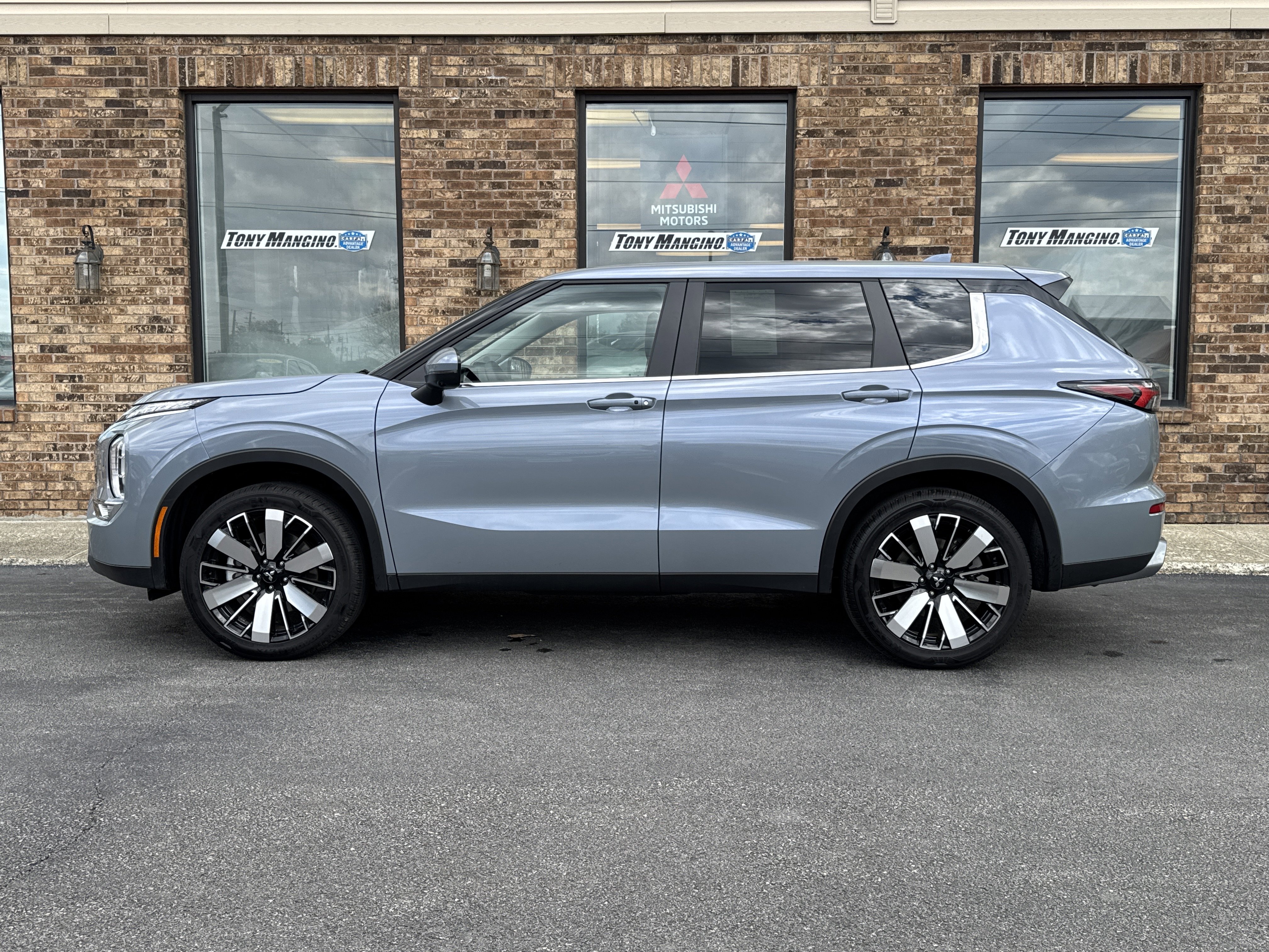 Used 2025 Mitsubishi Outlander SE AWD/4WD image 2