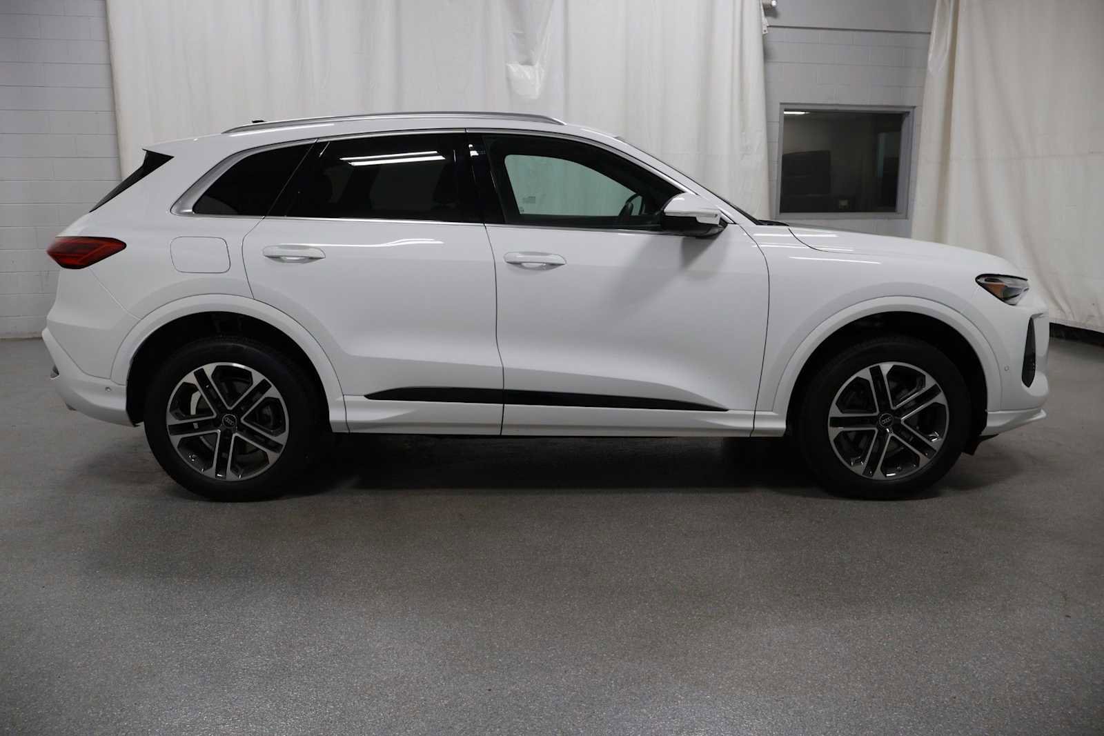 Certified 2025 Audi Q5 Premium w/ Convenience Package AWD/4WD image 10