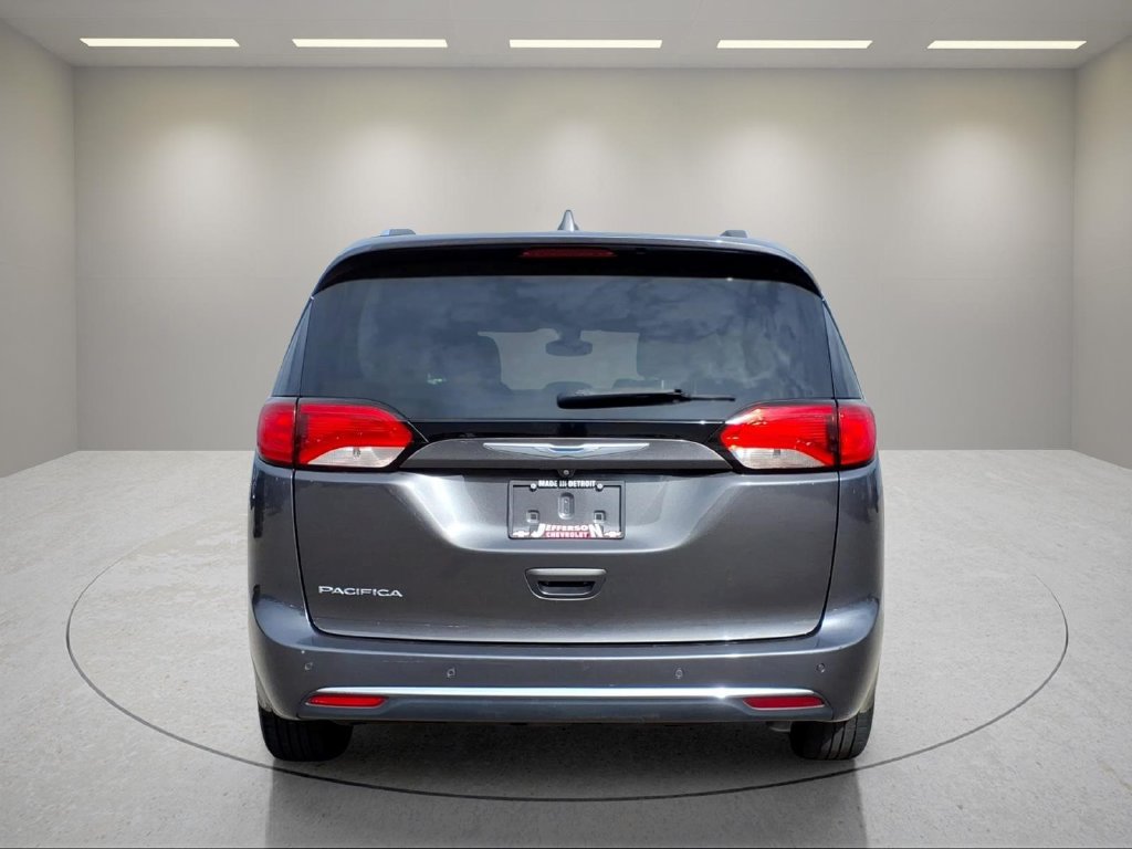 Used 2017 Chrysler Pacifica Touring-L Plus w/ Tire & Wheel Group FWD image 5