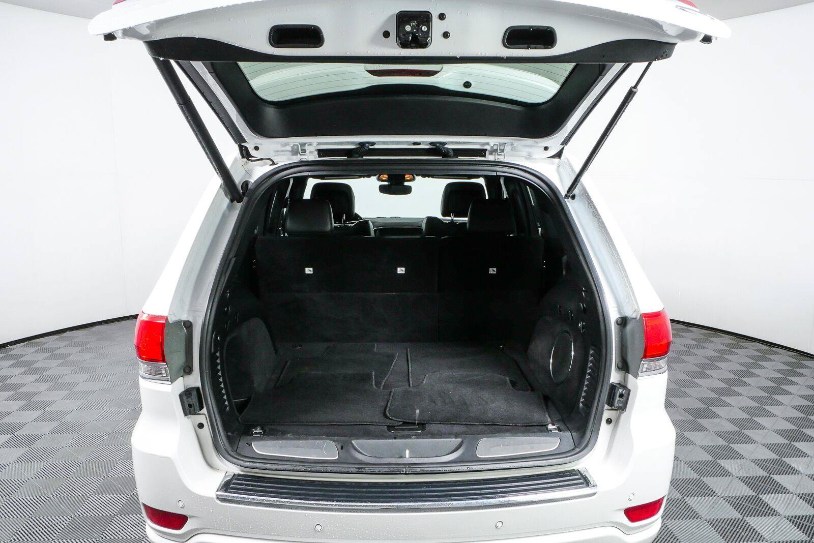 Used 2020 Jeep Grand Cherokee Overland RWD image 33