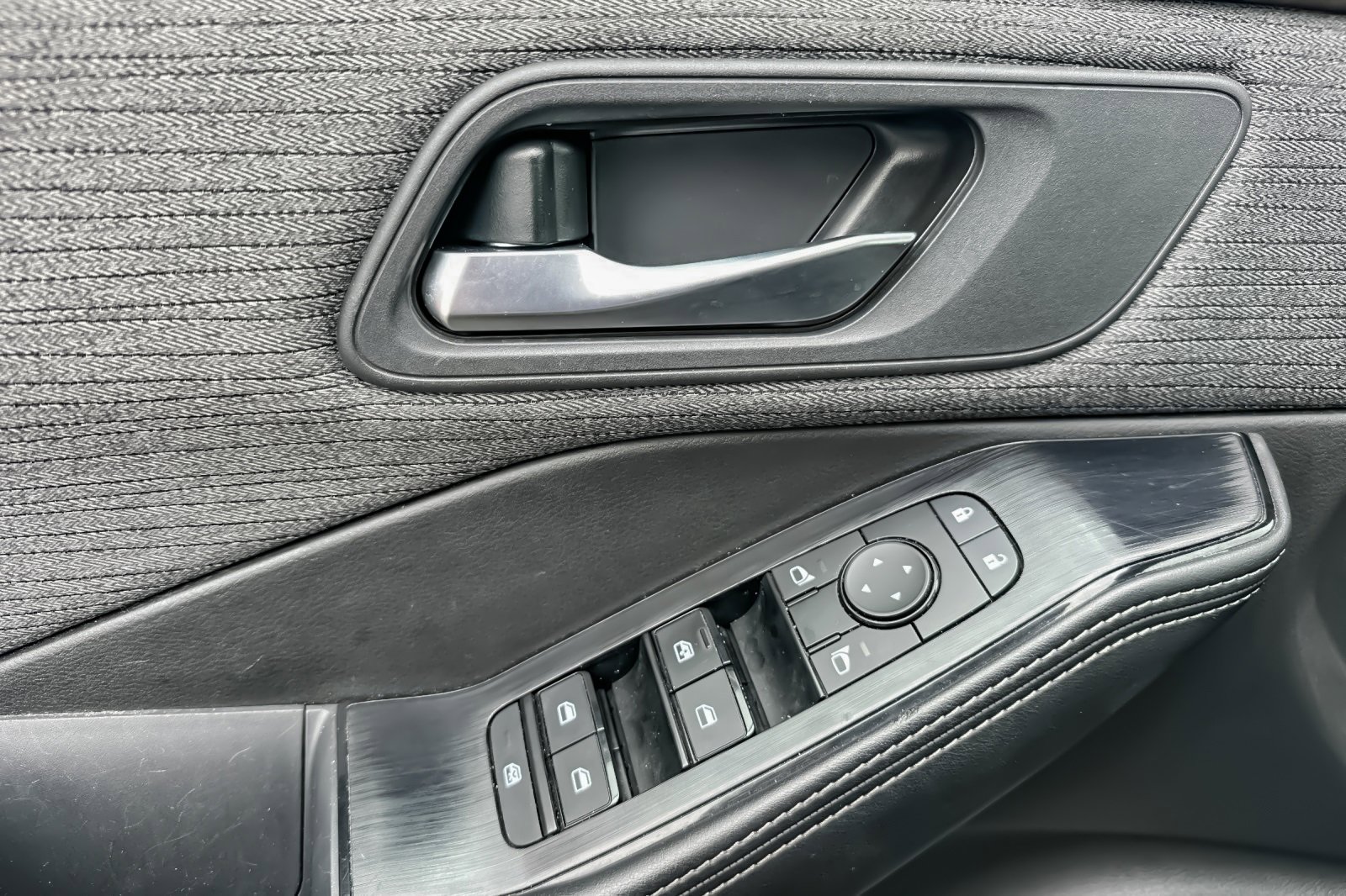 Used 2023 Nissan Rogue SV image 11