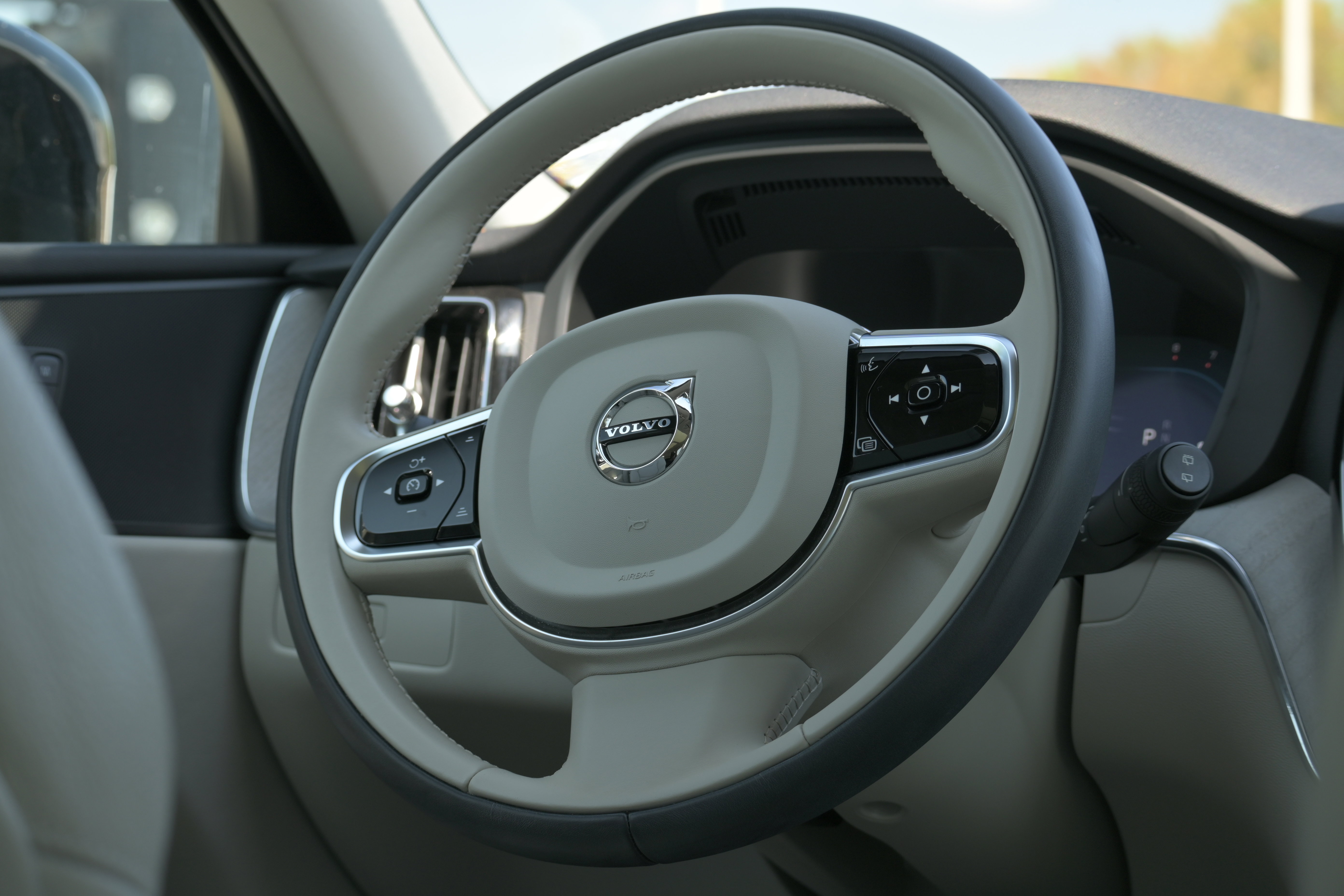 Used 2024 Volvo XC60 B5 Plus w/ Protection Package Premier image 17