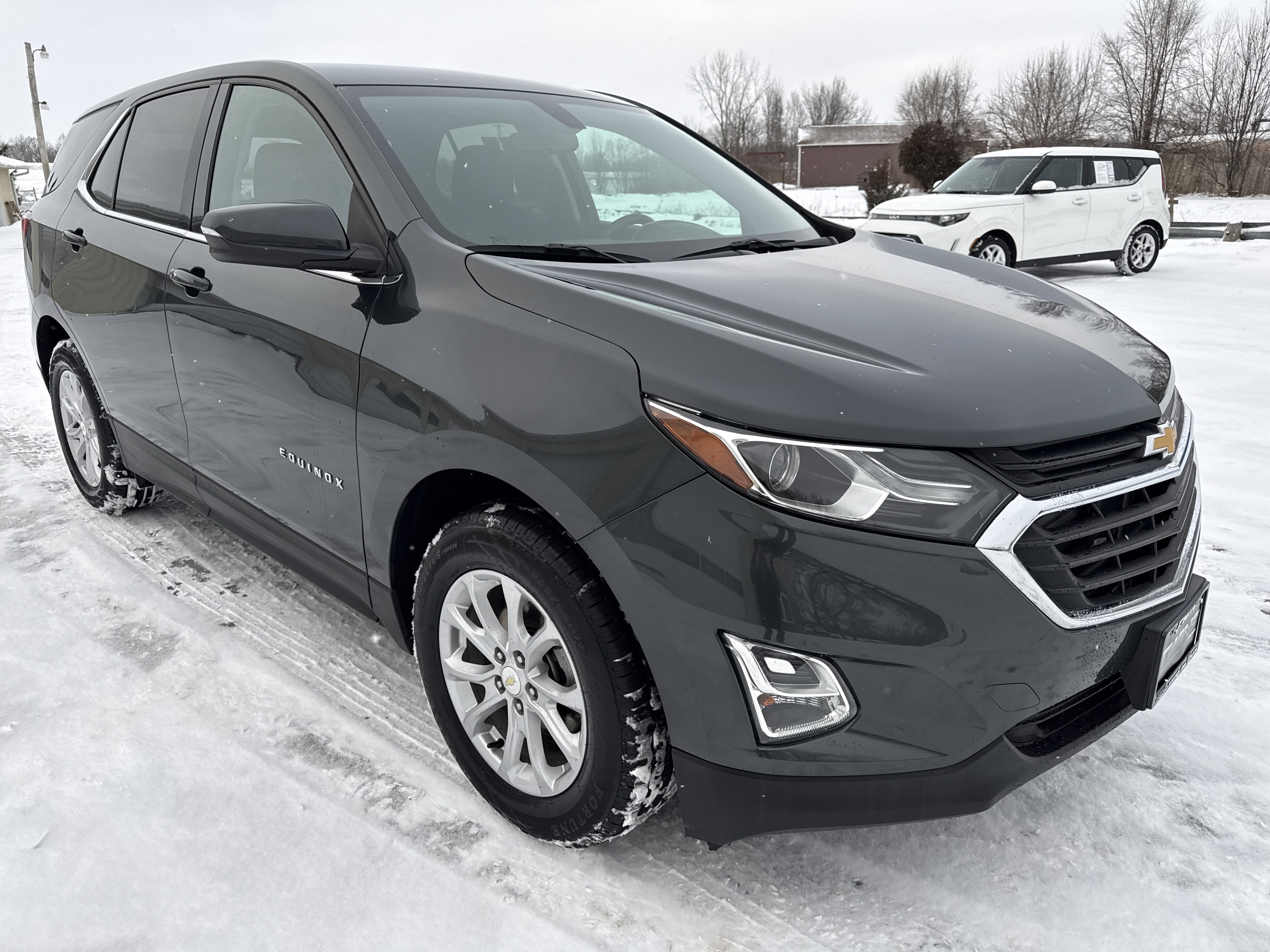 Used 2018 Chevrolet Equinox LT image 2