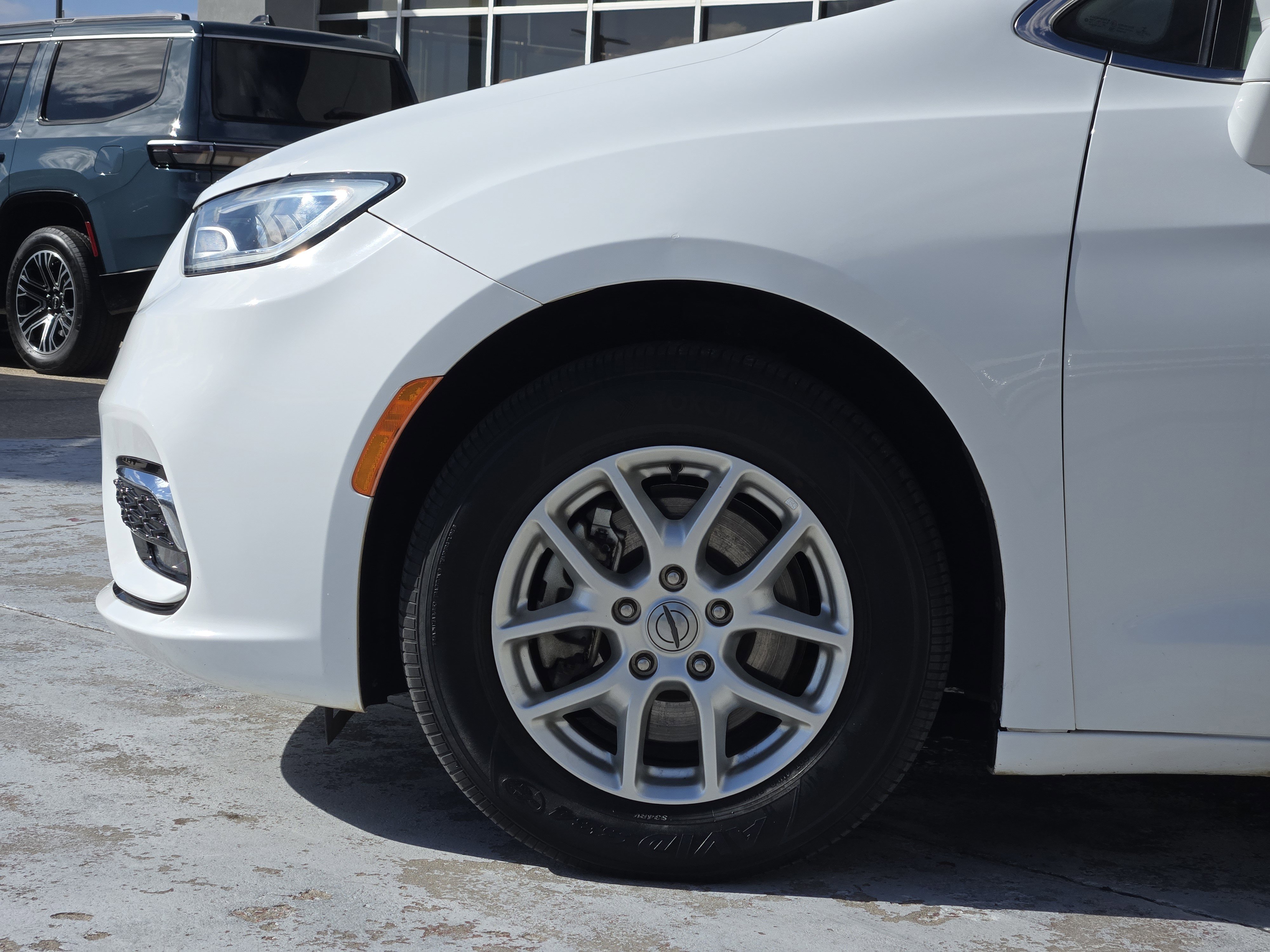 Used 2022 Chrysler Pacifica Touring-L FWD image 9