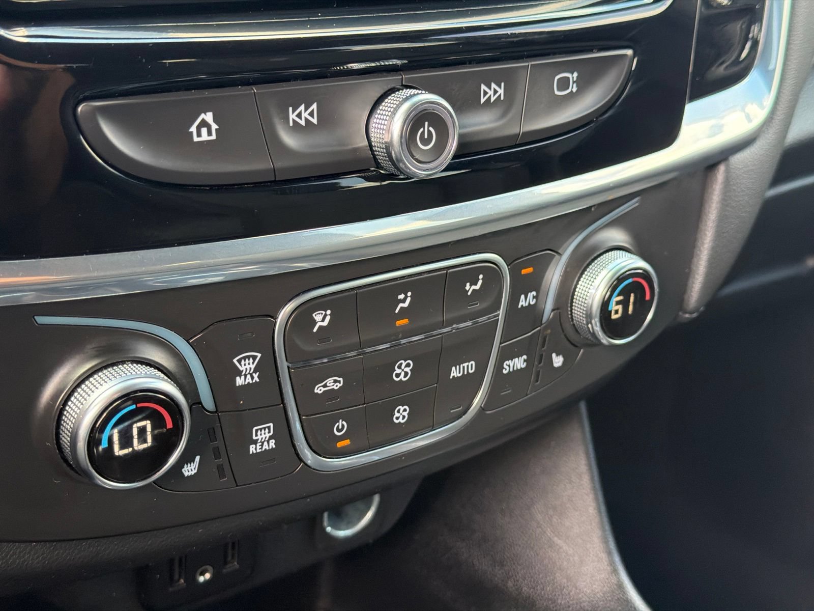 Used 2023 Chevrolet Traverse LT FWD image 23