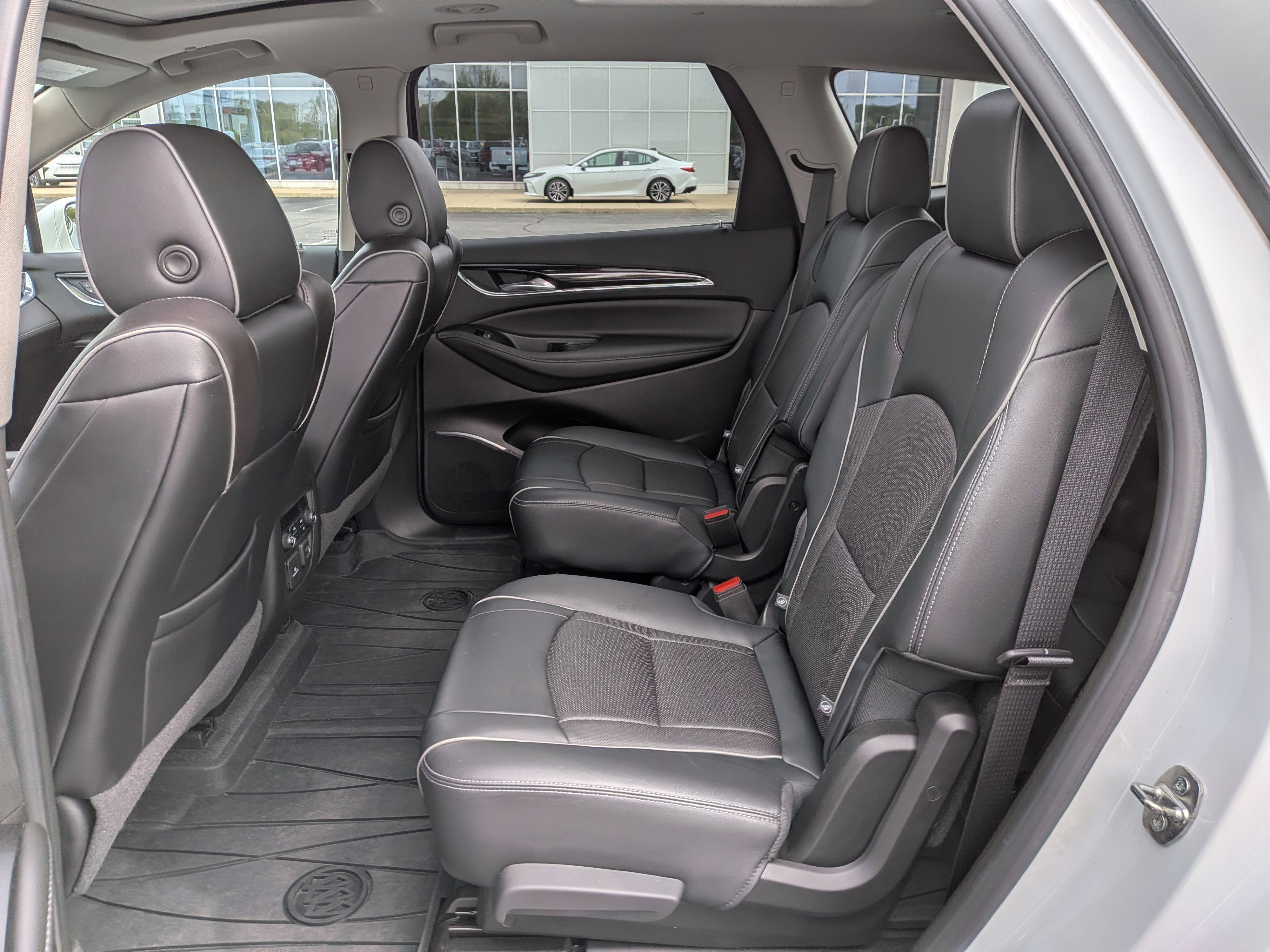 Used 2019 Buick Enclave Avenir w/ Avenir Technology Package AWD/4WD image 18