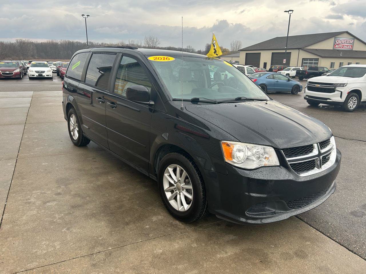 Used 2016 Dodge Grand Caravan SXT FWD image 3