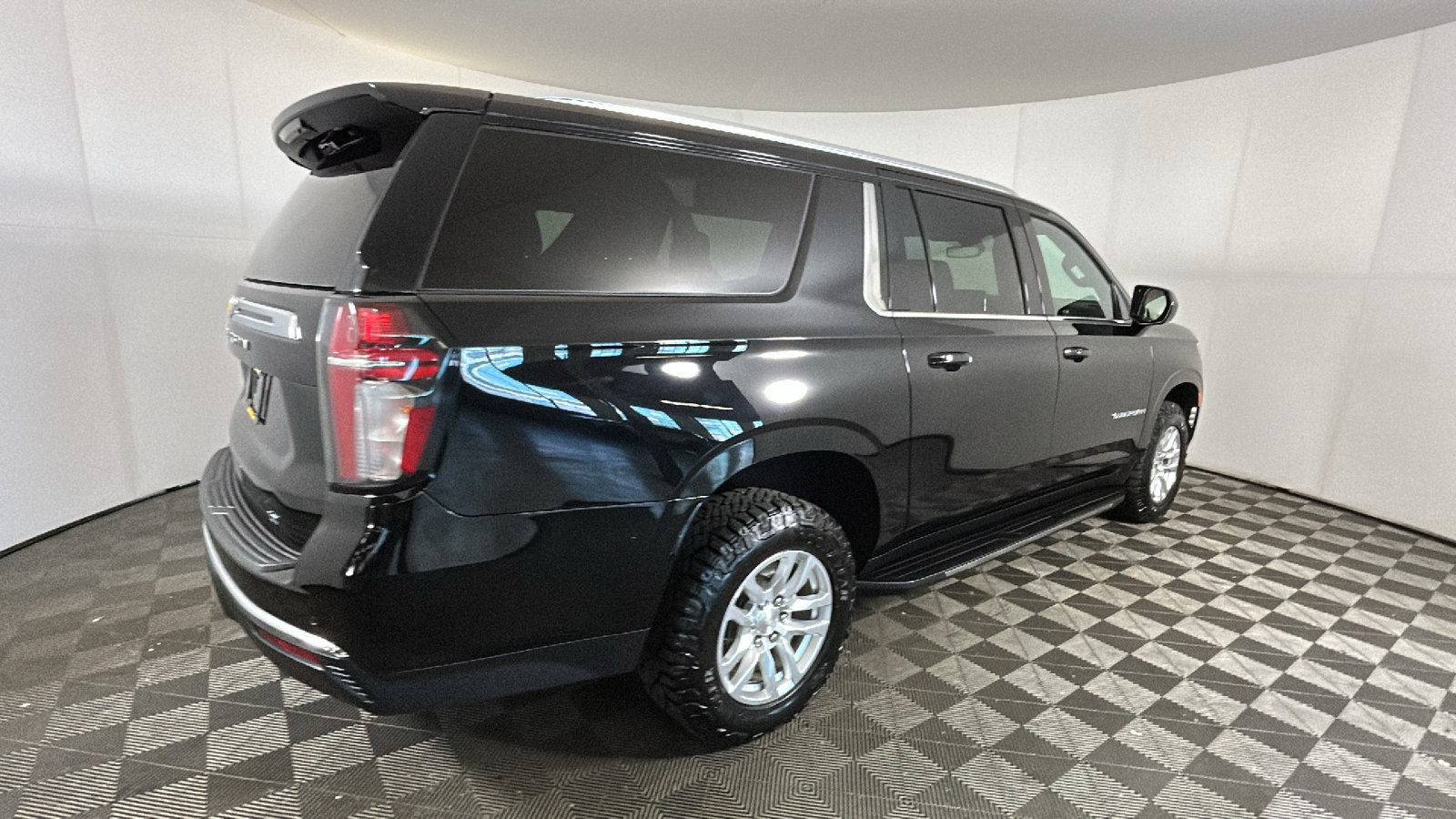 Used 2022 Chevrolet Suburban LT AWD/4WD image 3