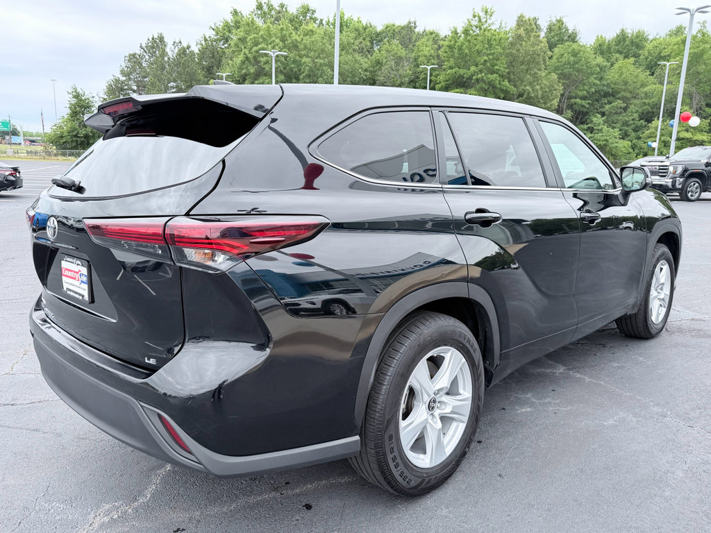 Used 2025 Toyota Highlander LE FWD image 6