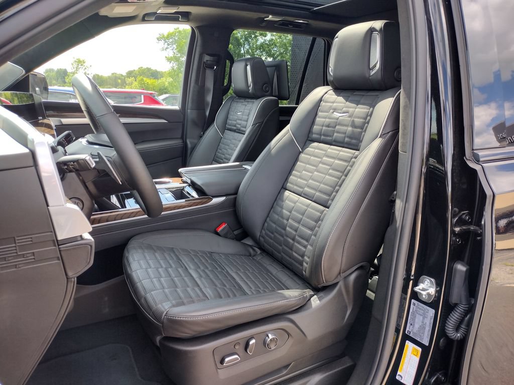 Used 2026 Cadillac Escalade Platinum Sport AWD/4WD image 2