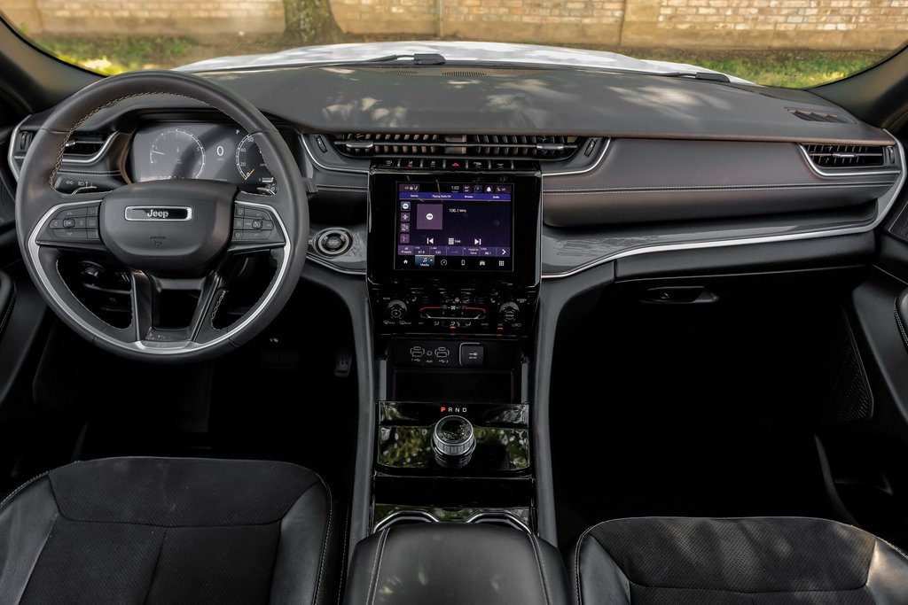 Used 2023 Jeep Grand Cherokee L Laredo image 5