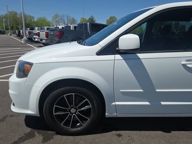 Used 2017 Dodge Grand Caravan SXT w/ Blacktop Package FWD image 16