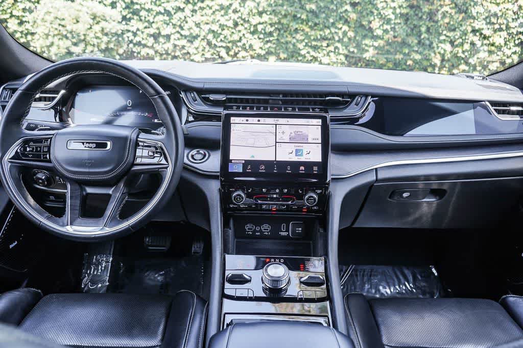Used 2022 Jeep Grand Cherokee Overland w/ Luxury Tech Group IV AWD/4WD image 12