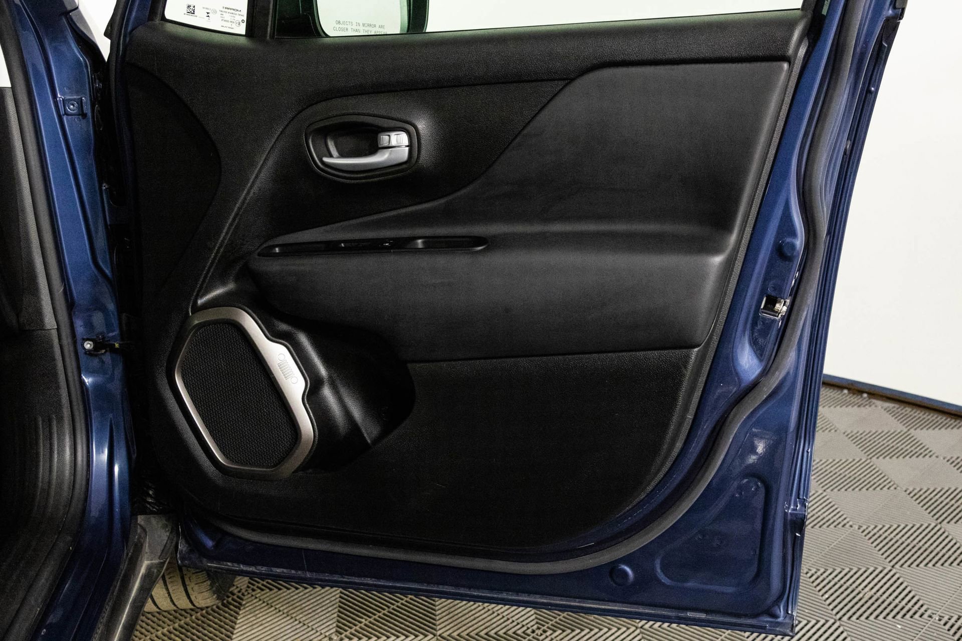 Used 2023 Jeep Renegade Latitude image 39