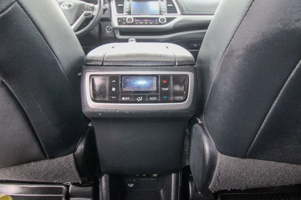 Used 2019 Toyota Highlander SE w/ Nightshade Edition AWD/4WD image 12