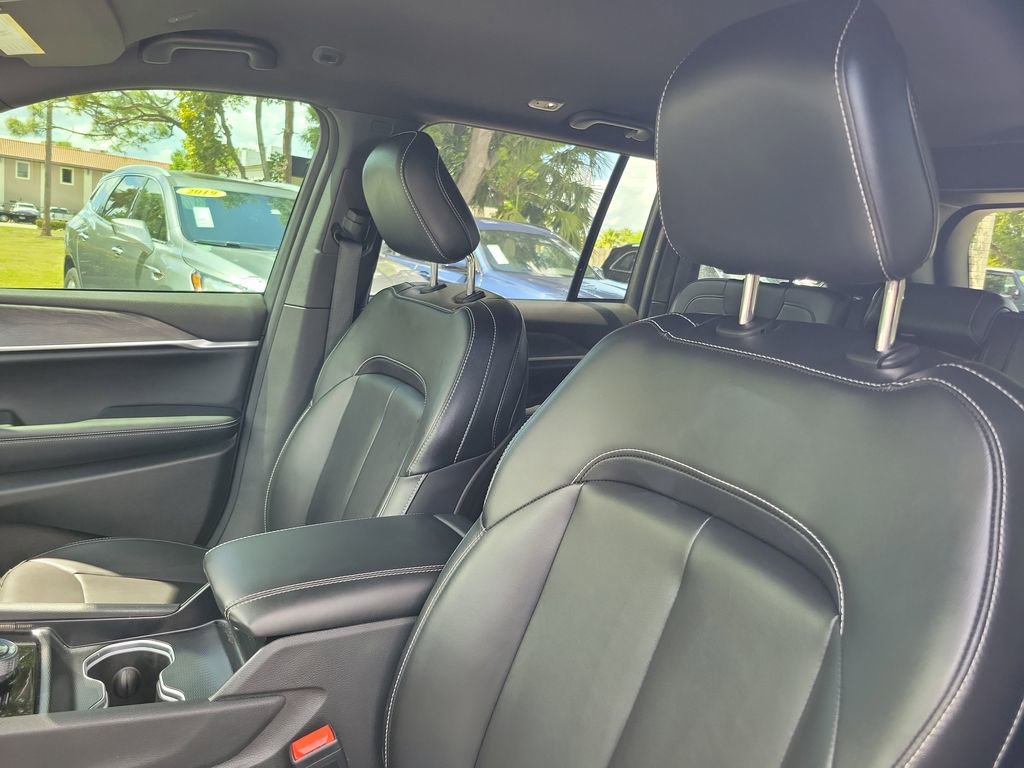 Used 2024 Jeep Grand Cherokee Limited w/ Black Appearance Package image 21