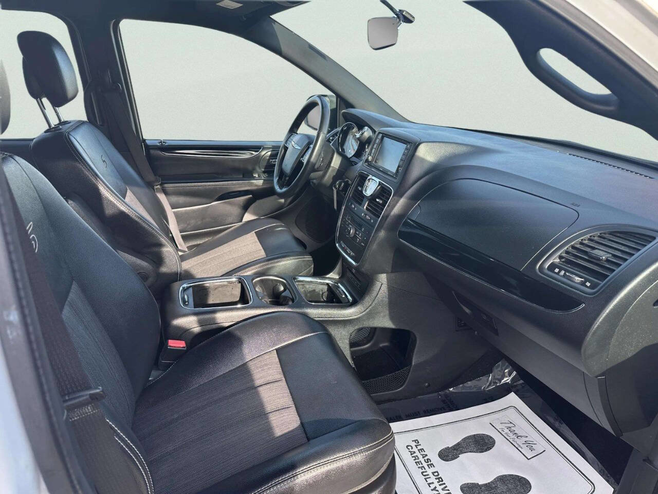 Used 2016 Chrysler Town & Country S FWD image 17