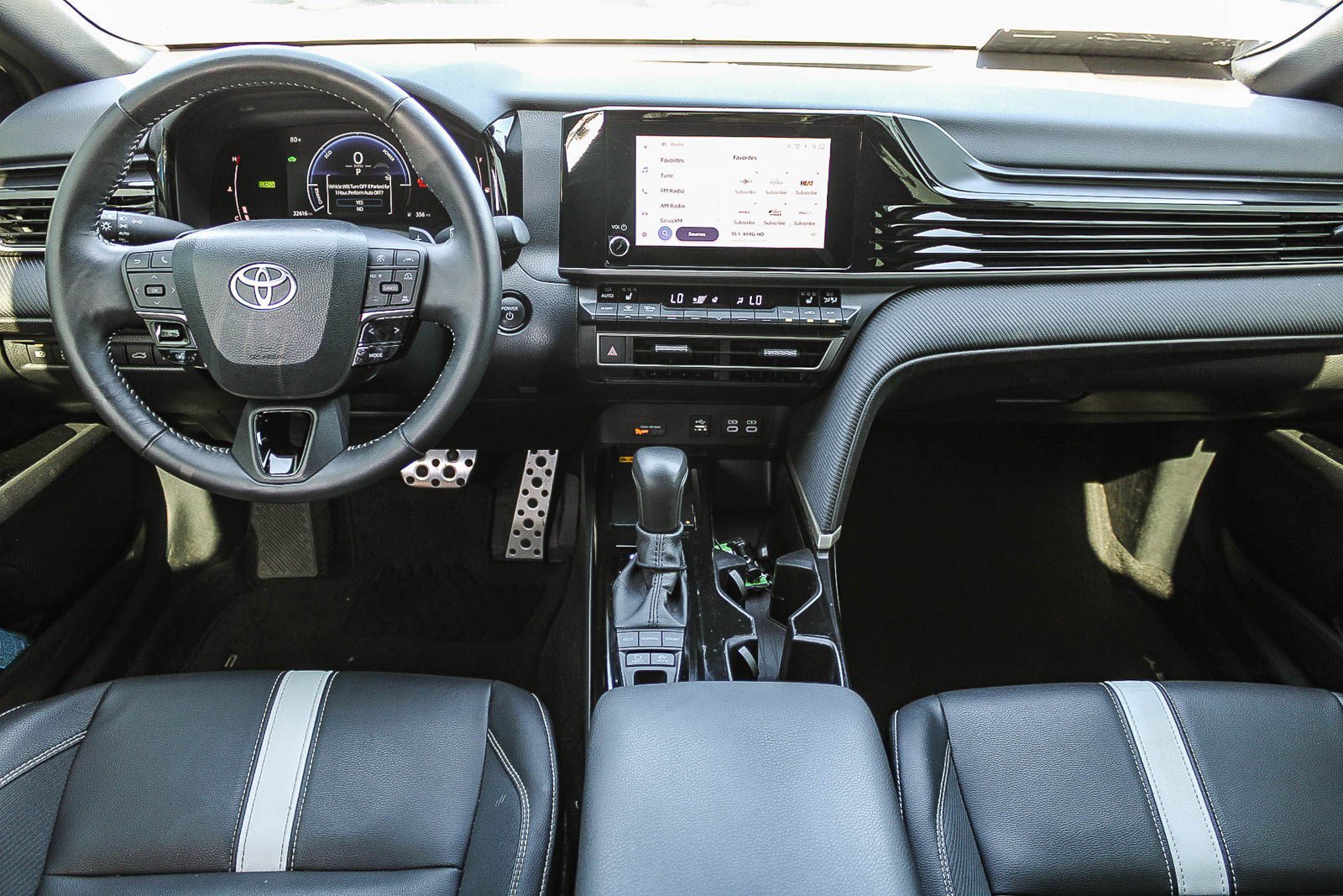 Used 2025 Toyota Camry SE w/ Convenience Package FWD image 15