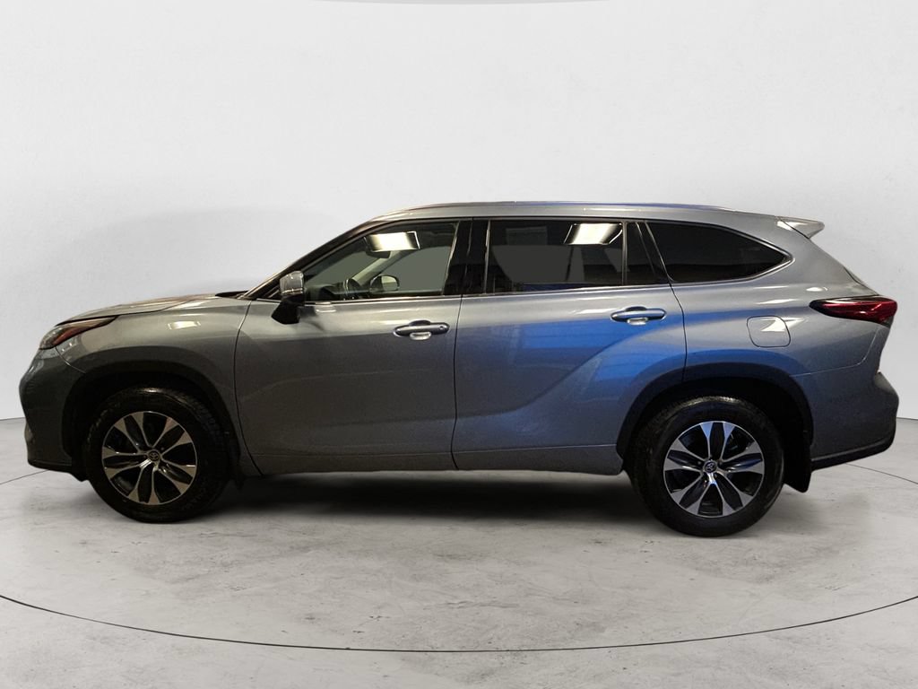 Used 2021 Toyota Highlander XLE AWD/4WD image 2