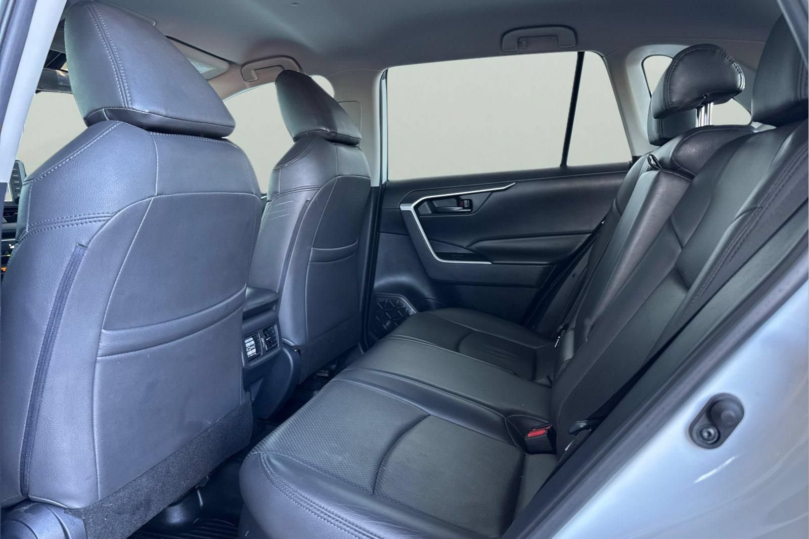 Used 2019 Toyota RAV4 LE w/ All Weather Liner Package AWD/4WD image 5