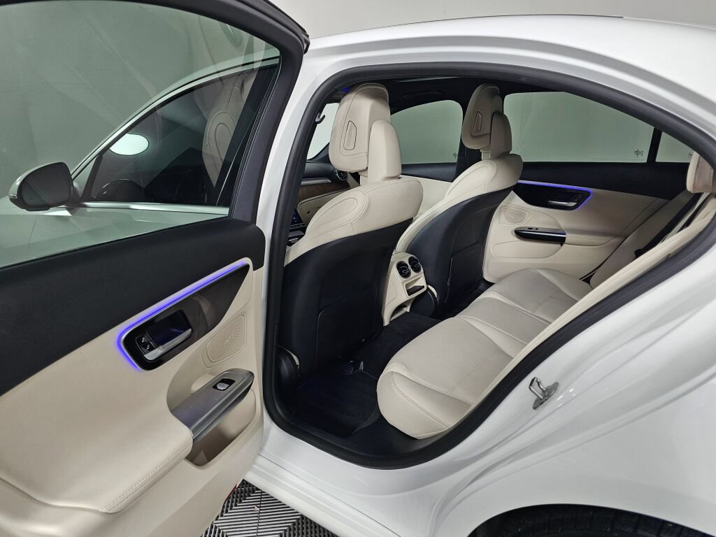 Used 2025 Mercedes-Benz C 300 4MATIC Sedan image 33