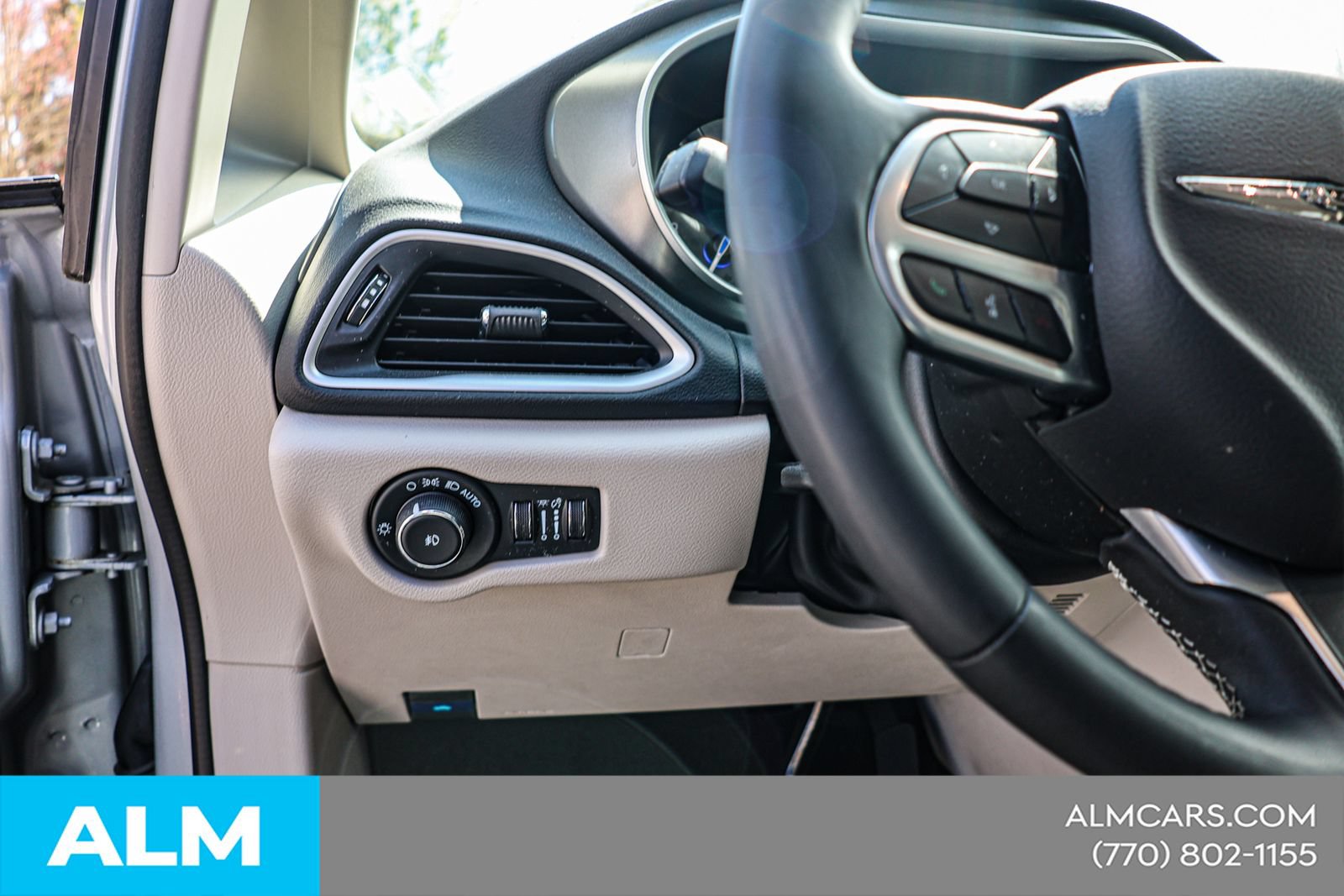 Used 2024 Chrysler Pacifica Touring-L FWD image 21