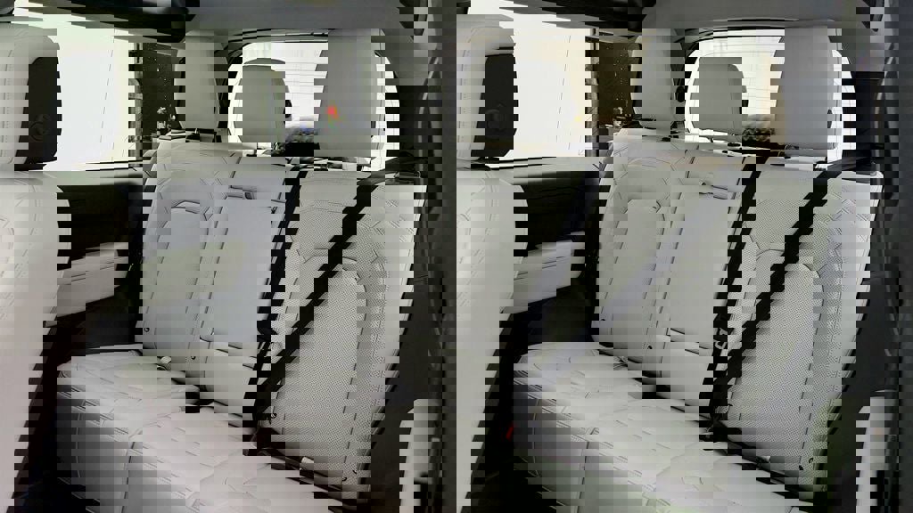 Used 2025 Land Rover Defender 90 S image 21