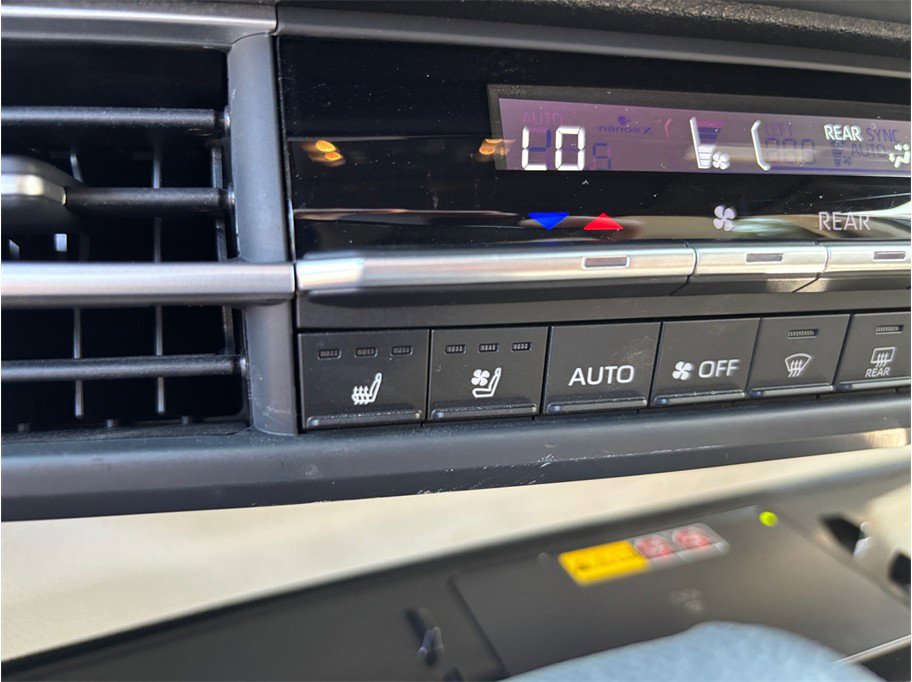 Used 2025 Toyota Sienna Platinum AWD/4WD image 36