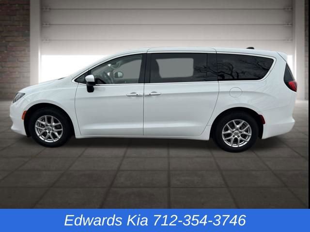 Used 2023 Chrysler Voyager LX image 7