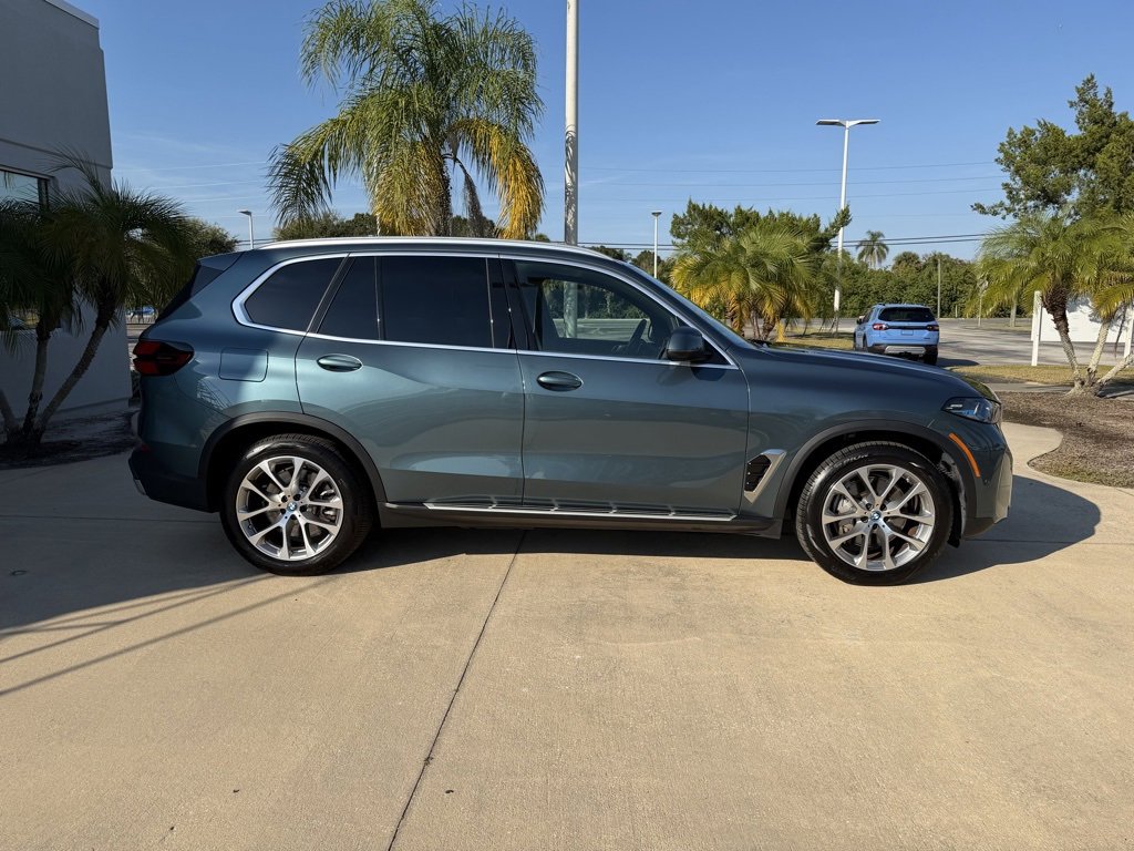 Used 2025 BMW X5 xDrive50e image 3