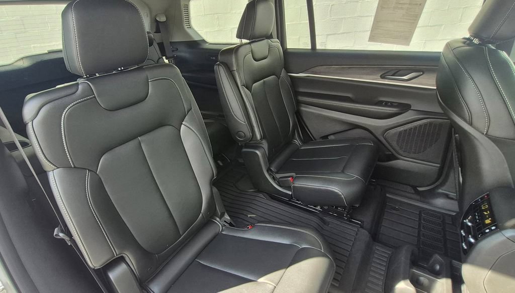 Used 2024 Jeep Grand Cherokee L Limited AWD/4WD image 89