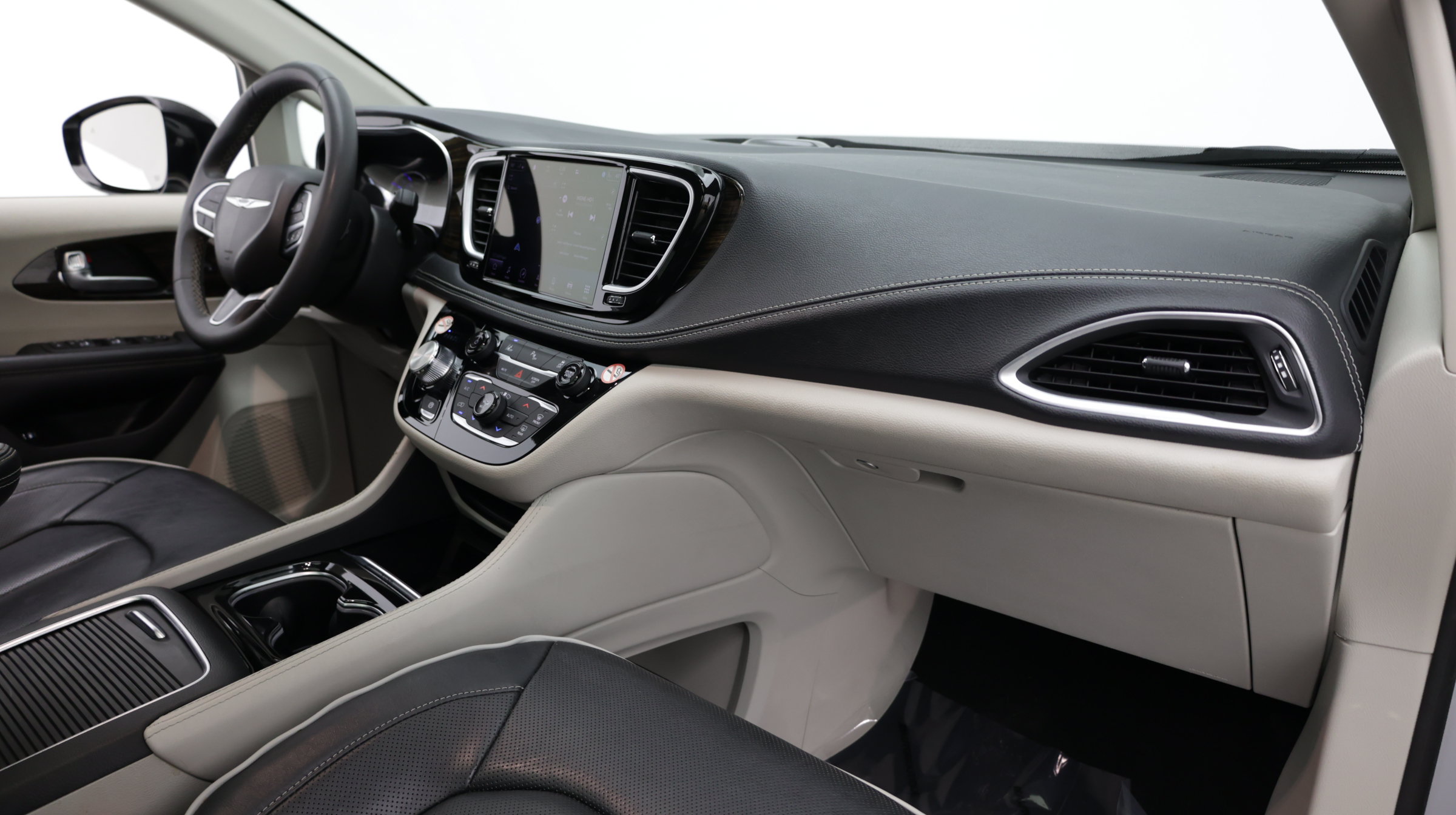 Used 2023 Chrysler Pacifica Limited FWD image 42