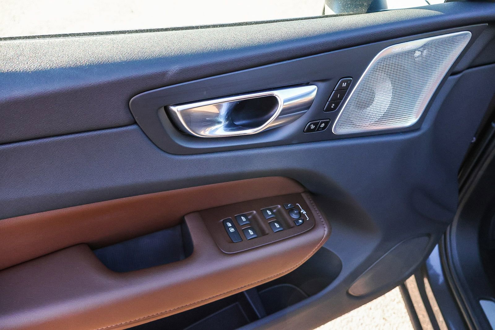 Used 2023 Volvo XC60 T8 Ultimate w/ Climate Package image 32