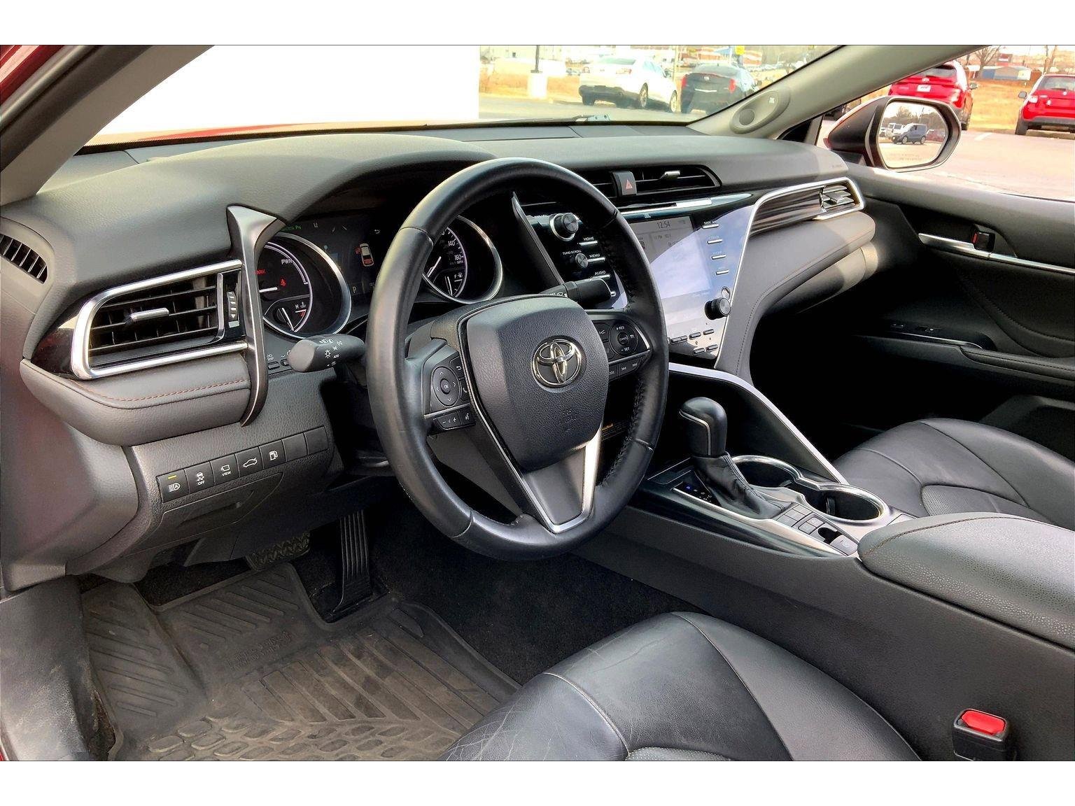 Used 2018 Toyota Camry XLE image 12