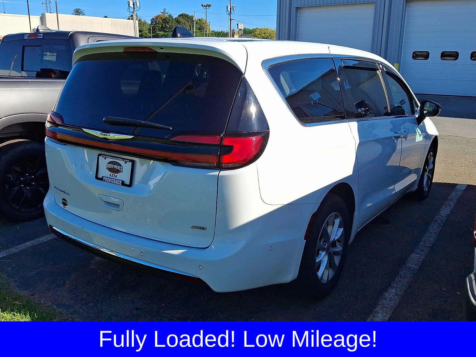 Used 2024 Chrysler Pacifica Touring-L w/ Uconnect Theater Family Group AWD/4WD image 4