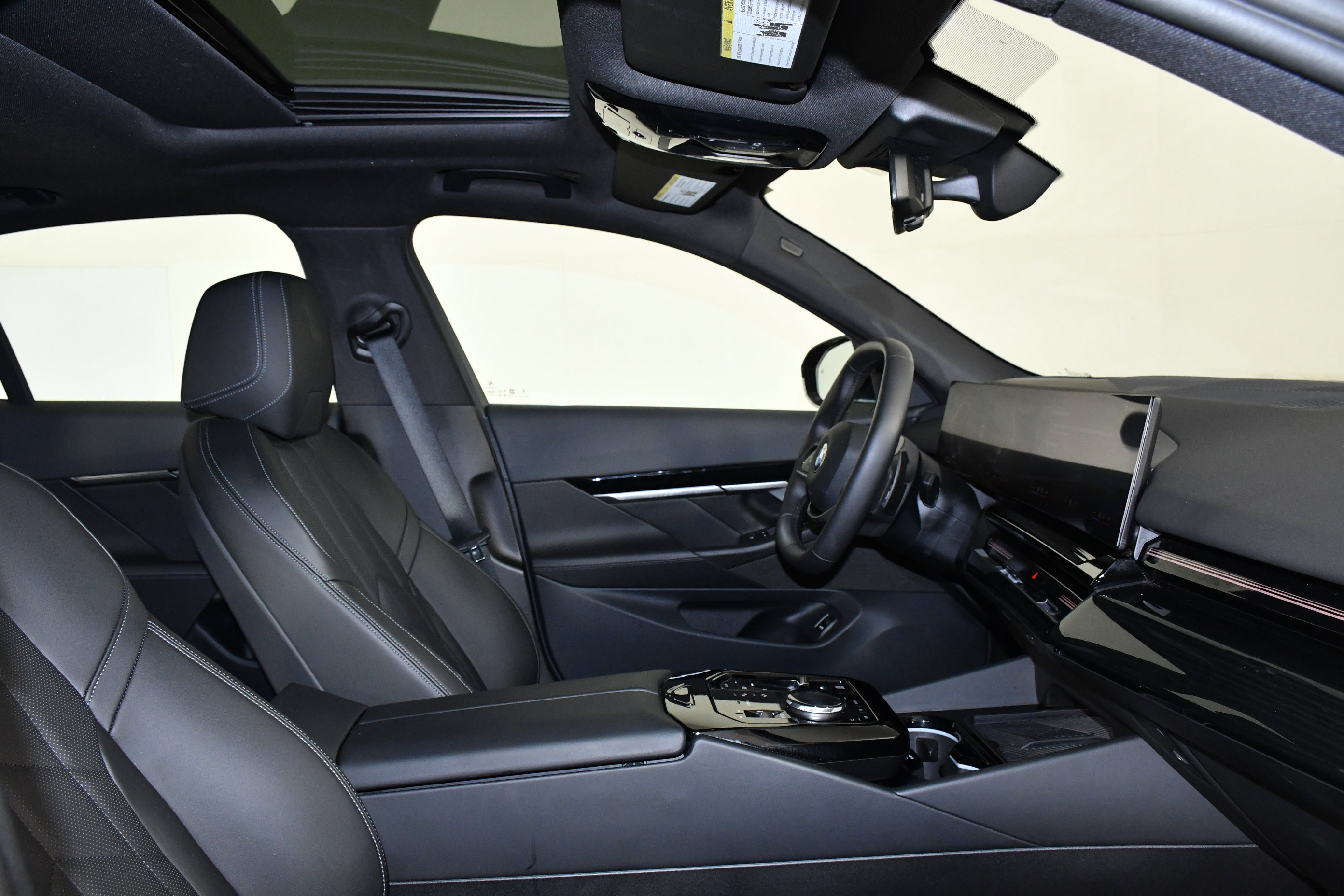 Used 2025 BMW 530i w/ Premium Package image 27