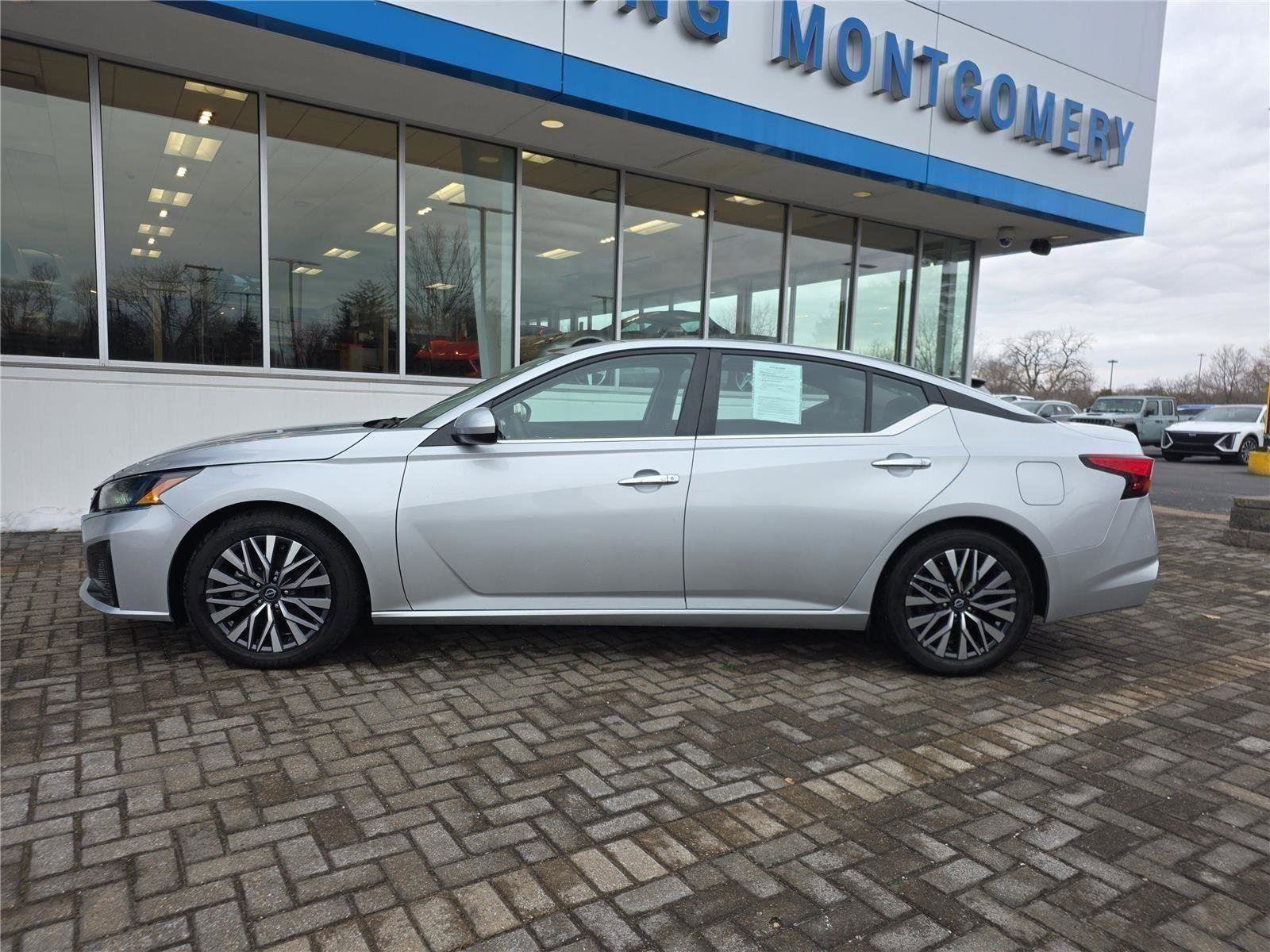 Used 2023 Nissan Altima 2.5 SV FWD image 2