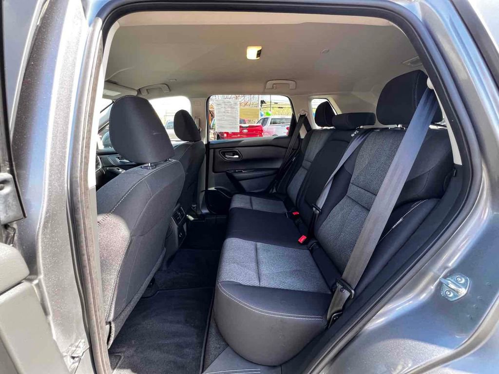 Used 2024 Nissan Rogue SV image 17
