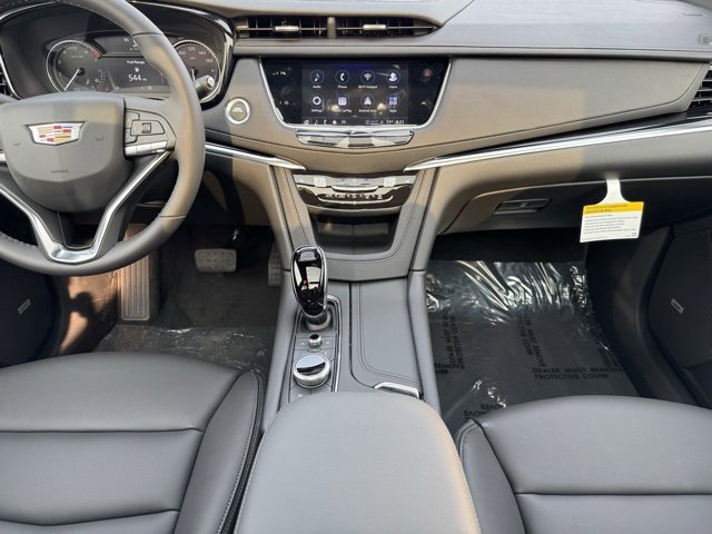 New 2025 Cadillac XT6 Luxury image 2
