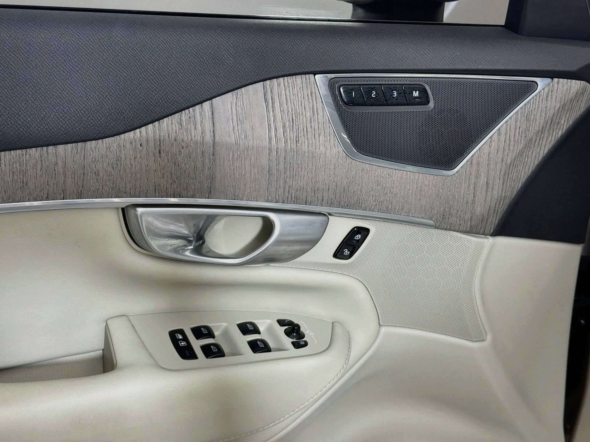 Certified 2024 Volvo XC90 B5 Plus AWD/4WD image 19