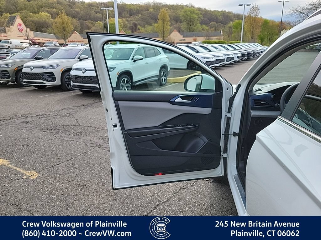 Certified 2022 Volkswagen Taos SE w/ Driver Assistance Package FWD image 40