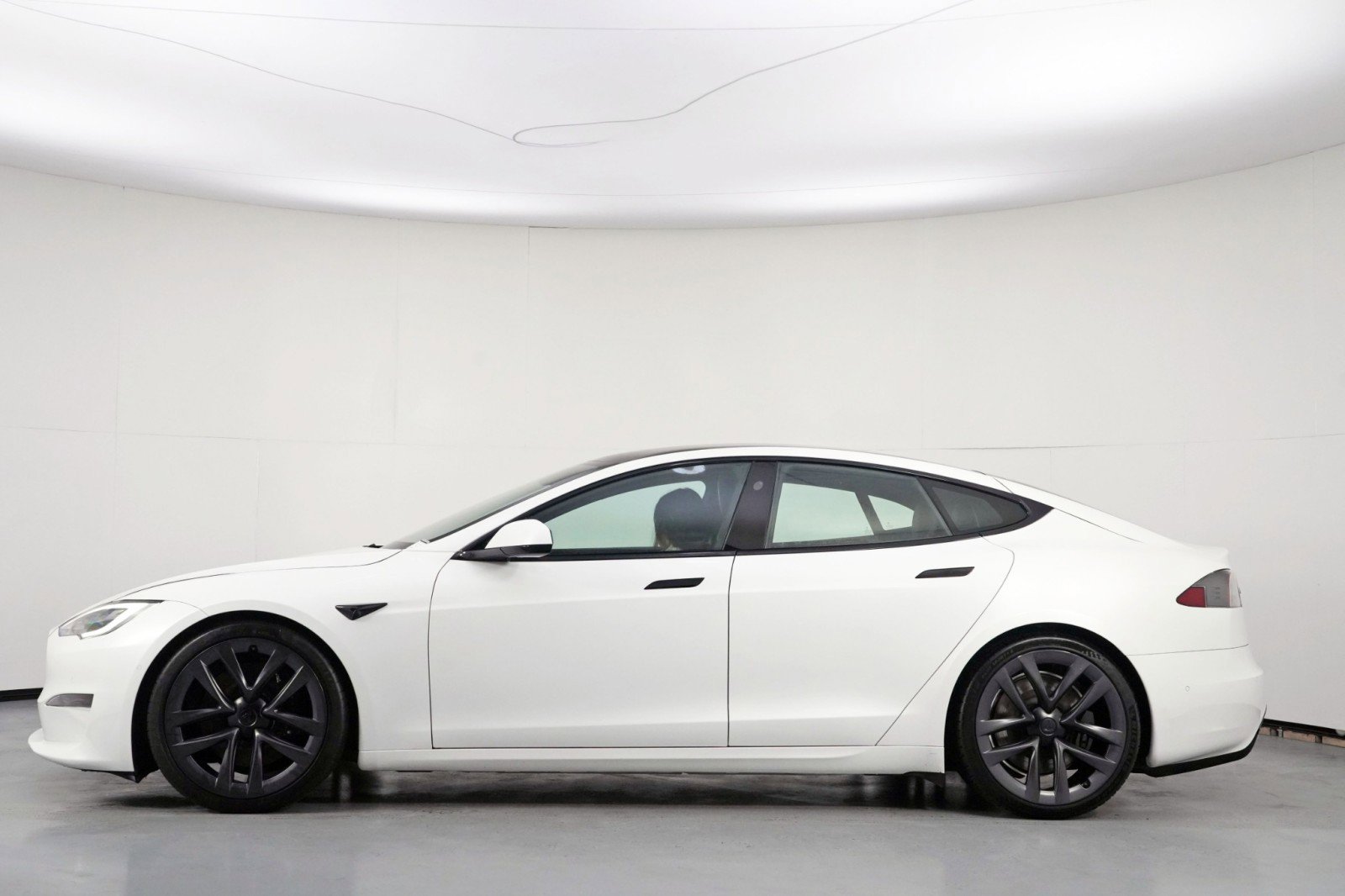Used 2021 Tesla Model S Plaid image 9