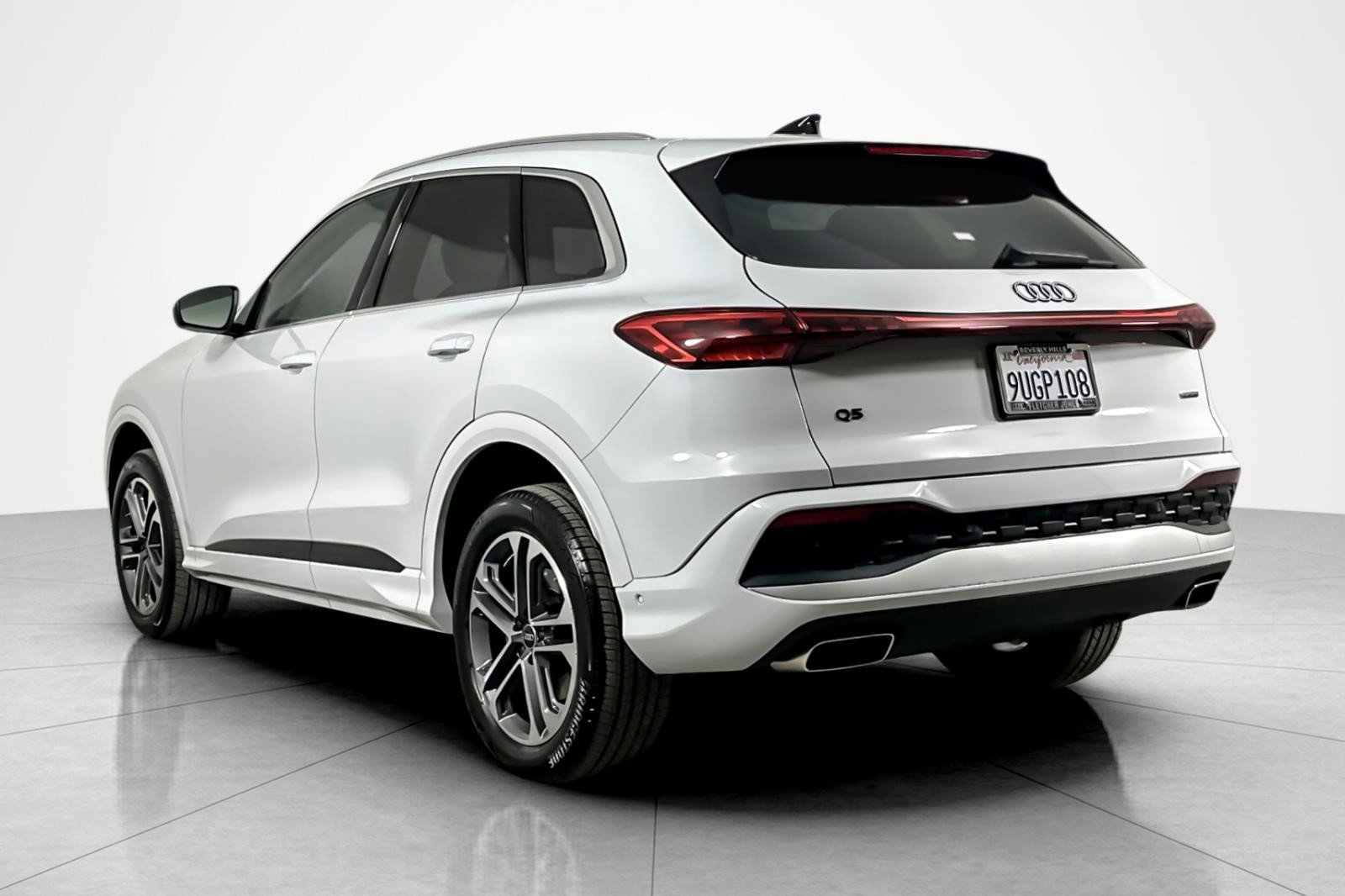 Used 2025 Audi Q5 Premium w/ Convenience Package image 3