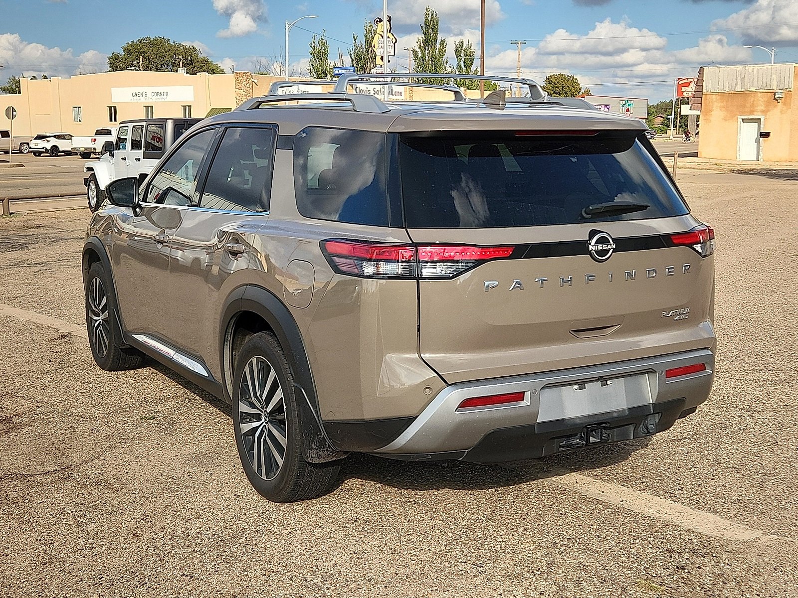 Used 2024 Nissan Pathfinder Platinum image 3