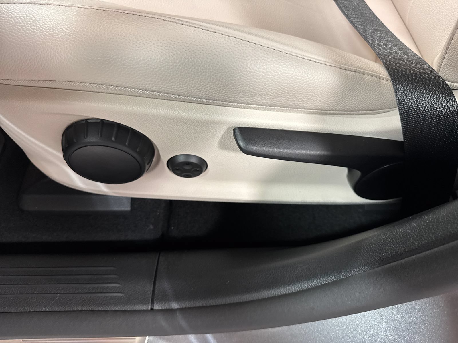 Used 2022 Mercedes-Benz EQB 300 4MATIC image 15