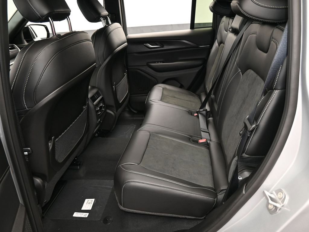 New 2025 Jeep Grand Cherokee Altitude image 28