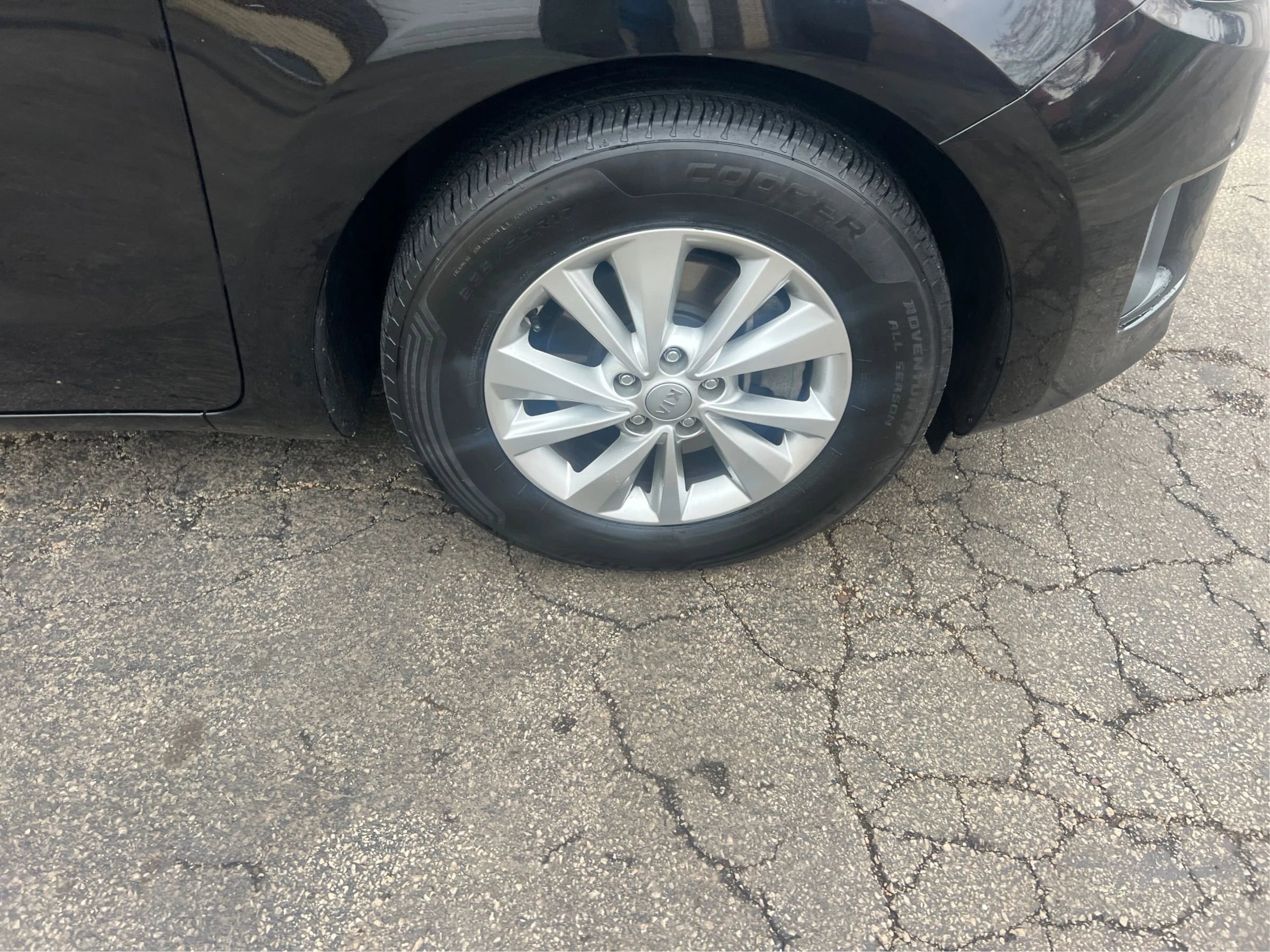 Used 2017 Kia Sedona LX w/ LX Essentials Premium Package FWD image 25
