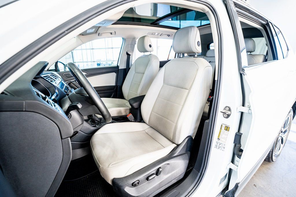 Used 2020 Volkswagen Tiguan SE w/ Panoramic Sunroof Package AWD/4WD image 36