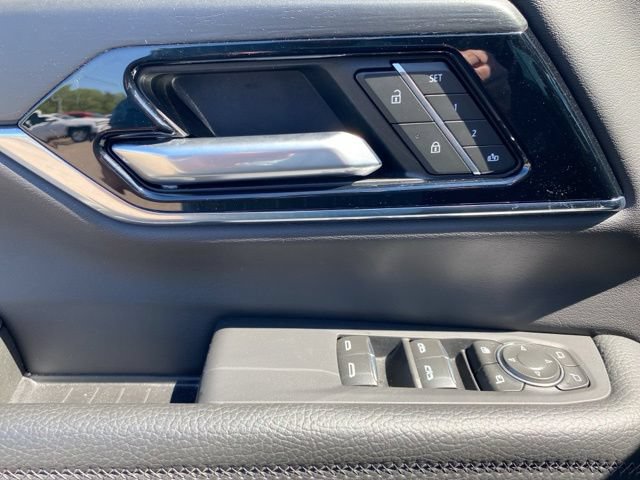 Used 2025 GMC Yukon Denali AWD/4WD image 16